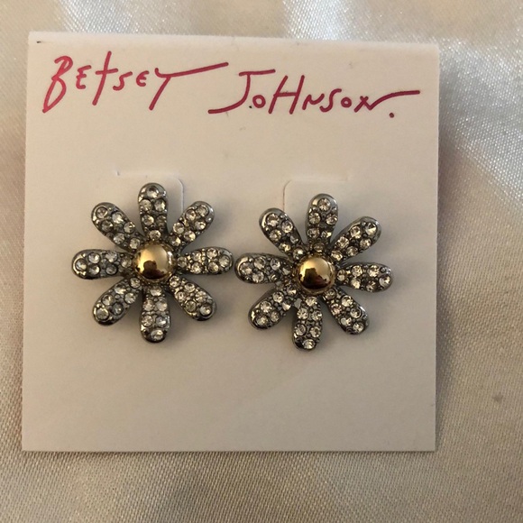 Betsey Johnson Silver Tone Ohh A Daisy Stud Earrings Crystal Accents NWT - Picture 1 of 13